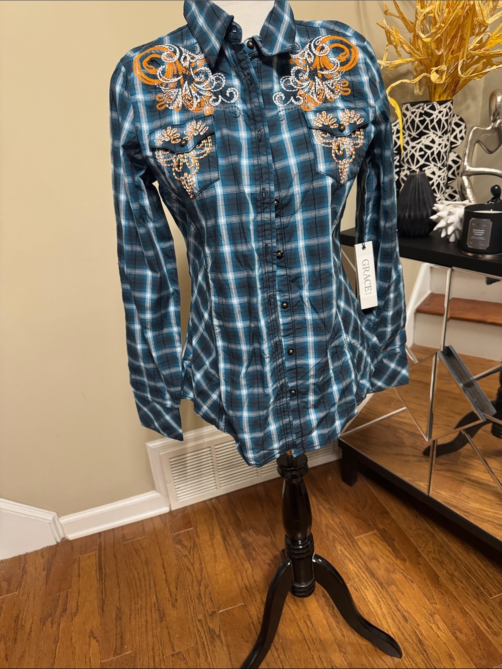 Grace in LA Women’s Plaid Embroidered Western Button-Down Size S NWT